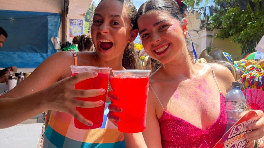 Foliões se deliciam com drink inspirado no Agente Secreto no Carnaval de Olinda