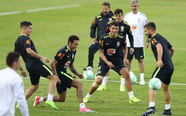 Seleção brasileira treina para enfrentar o Uruguai. Você acompanha partida das Eliminatórias em tempo real