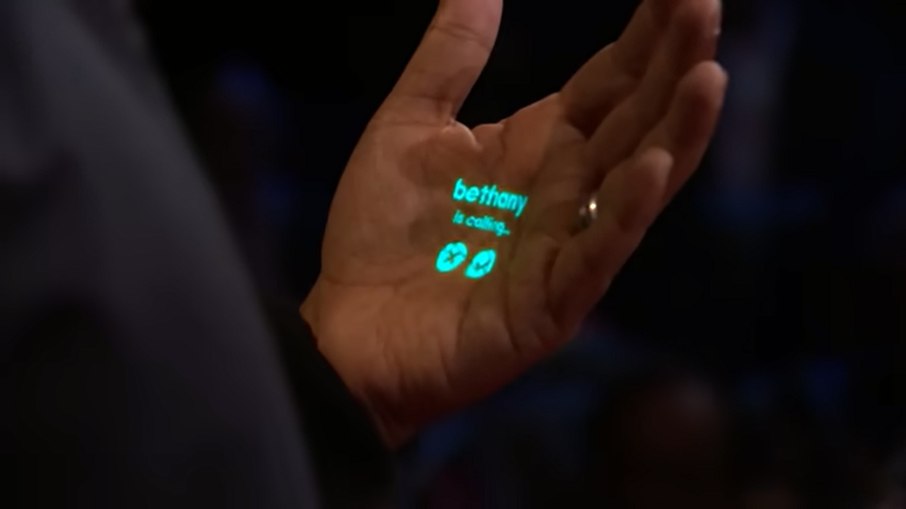 Dispositivo projeta informações na mão do usuário