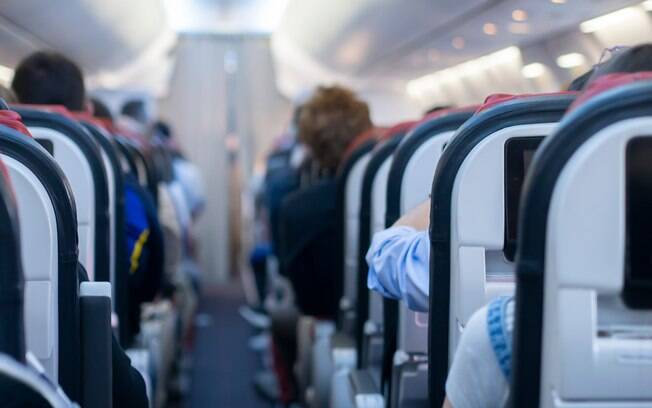 Comissário de bordo revela o que os passageiros de avião nunca podem esquecer, principalmente em viagens longas