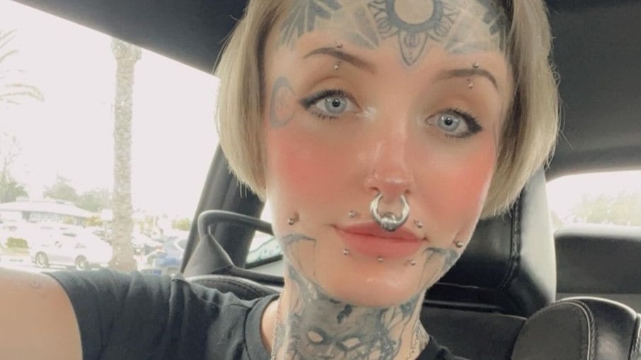 Ash Putnam acusa rede de lojas de não contratá-la por causa de suas tatuagens e piercings