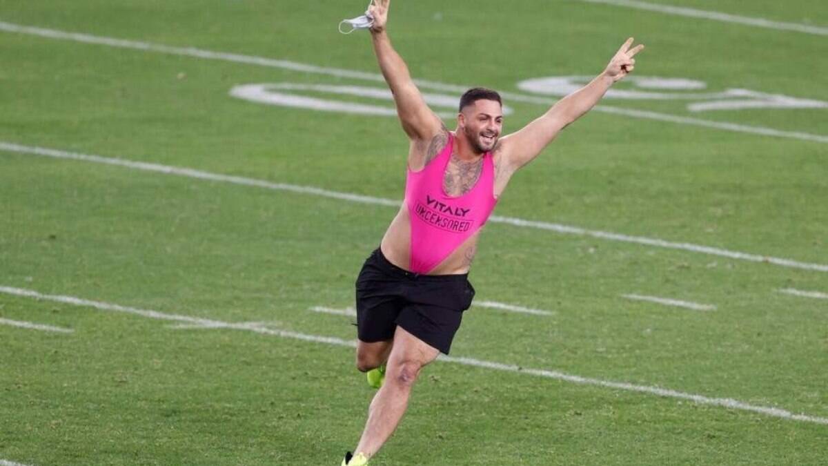 Brasileiro que invadiu Super Bowl de maiô apronta em clube de strip; veja vídeo Brasileiro que invadiu Super Bowl de maiô apronta em clube de strip; veja vídeo