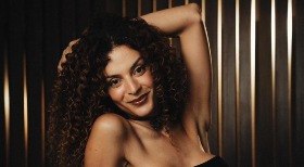 Enquanto isso, Deolane mostra curvas em cliques ousados