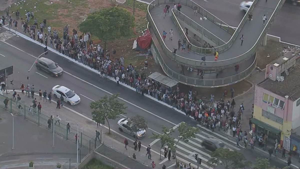 Com greve no Metrô, pessoas fazem filas para conseguir embarcar em ônibus e ou transporte por aplicativo