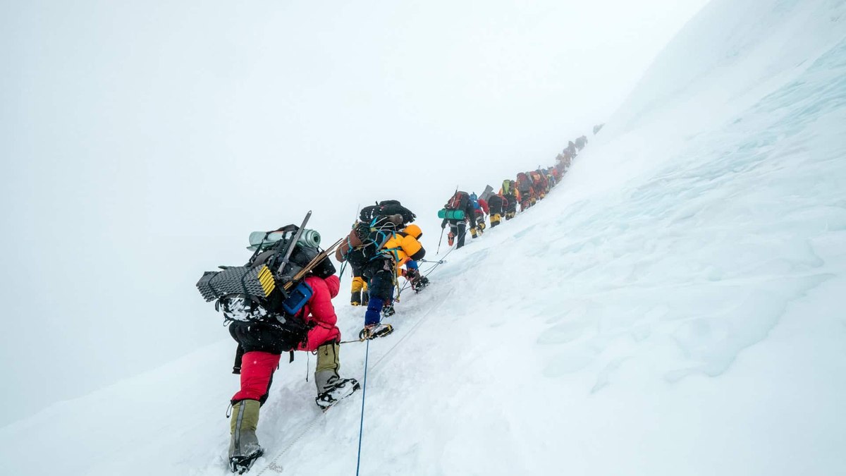 Alpinistas batem recorde no Monte Everest com 274 escaladores