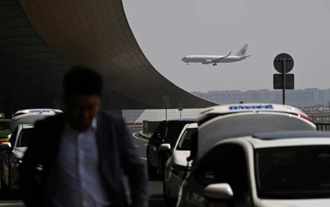 Uma aeronave Boeing 737-800 da Air China pousa no Aeroporto Internacional de Pequim em 15 de abril de 2025