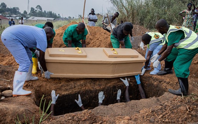 Equipes de saúde enterram vítima de Ebola no epicentro da epidemia na RDC