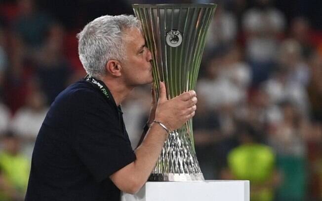 José Mourinho conquista seu quinto título europeu: veja os troféus da carreira do treinador