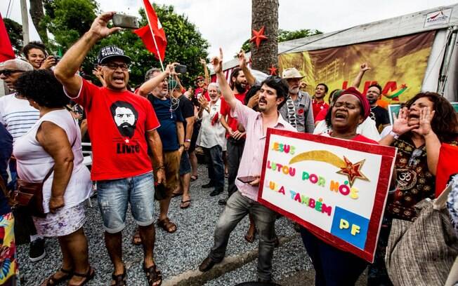 Natal de Lula não terá ceia especial, mas manifestantes se uniram para um ato em frente à sede da PF