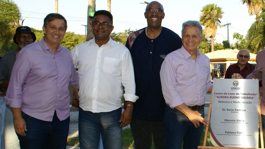 Marcelo Vieira, secretário de Cultura, Val Souza e Mazinho, vereadores e o prefeito de Vinhedo, Dr. Dario Pachedo (da esq. para direita) durante reinauguração da Praça Aurora Sudário