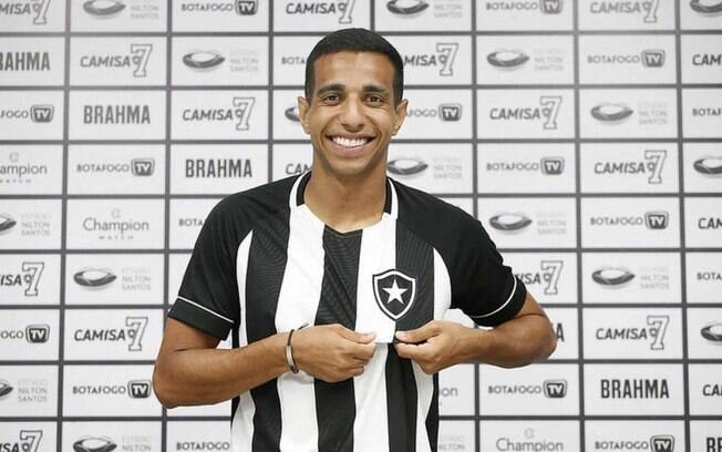 Victor Sá é apresentado e destaca projeto do Botafogo: 'Serão anos de sucesso'