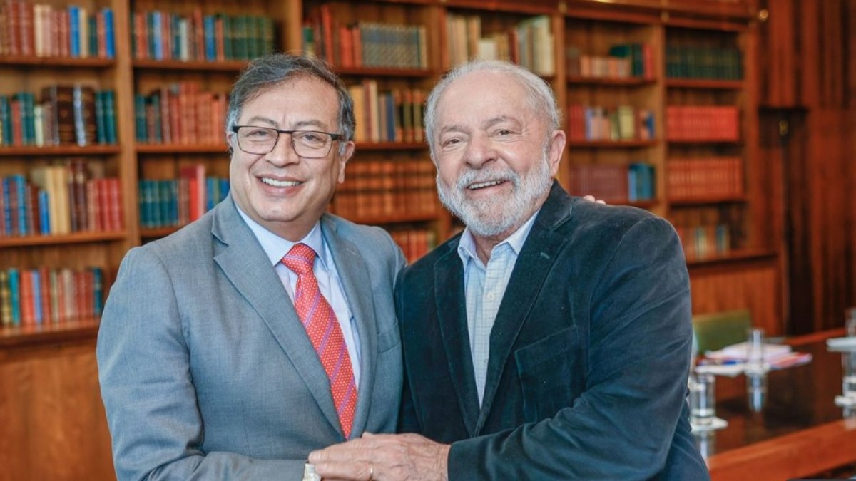 Lula e Gustavo Petro se cumprimentam em Brasília 