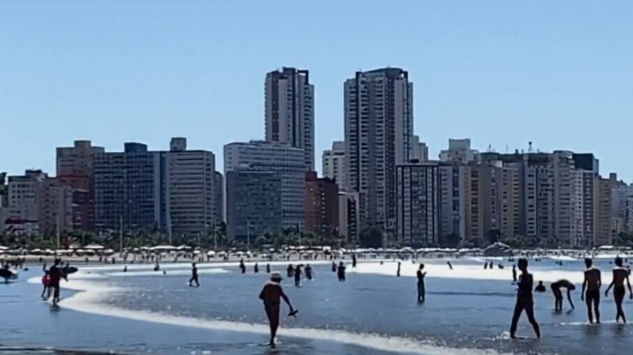 Praia de São Vicente (SP) neste domingo (14) de Carnaval