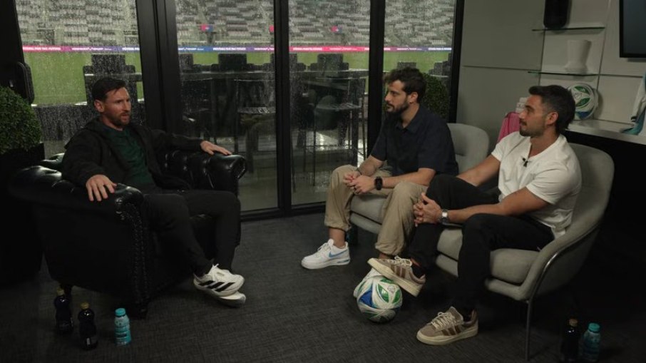 Messi conversando durante uma entrevista descontraída.