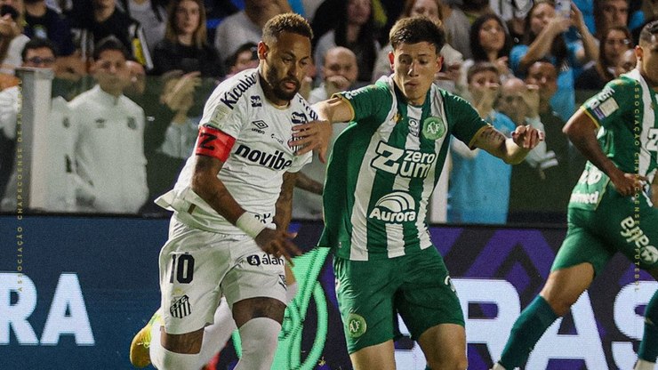 Neymar provoca, mas salva o Santos contra a Chapecoense