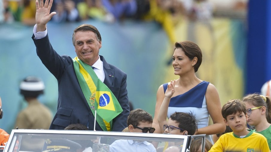 Jair e Michelle Bolsonaro em desfile cívico-militar do 7 de Setembro