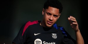 Jornal 'comemora' saída de Vitor Roque: "Contratação fracassada"