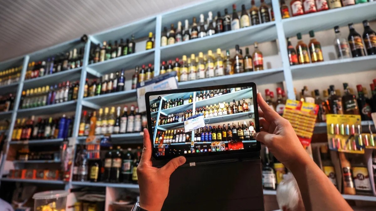 Equipes fiscalizam bares e distribuidoras Equipes fiscalizam bares e distribuidoras