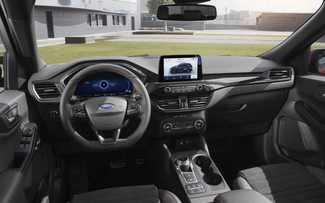 Ford Kuga vem com interior sofisticado que inclui cluster digital e carregador de celular por indução