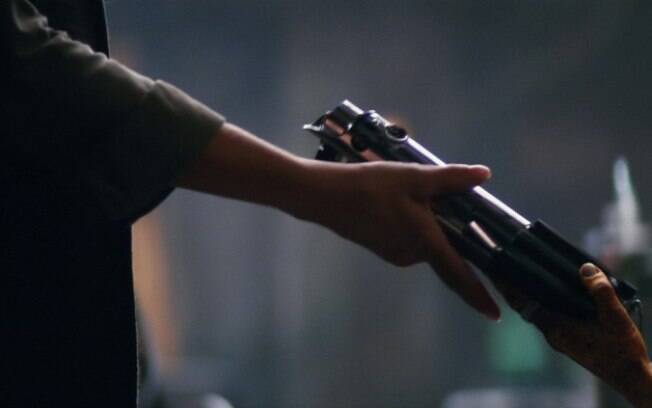 Rey recebe o sabre de luz de Luke Skywalker das mãos de Maz Katana
