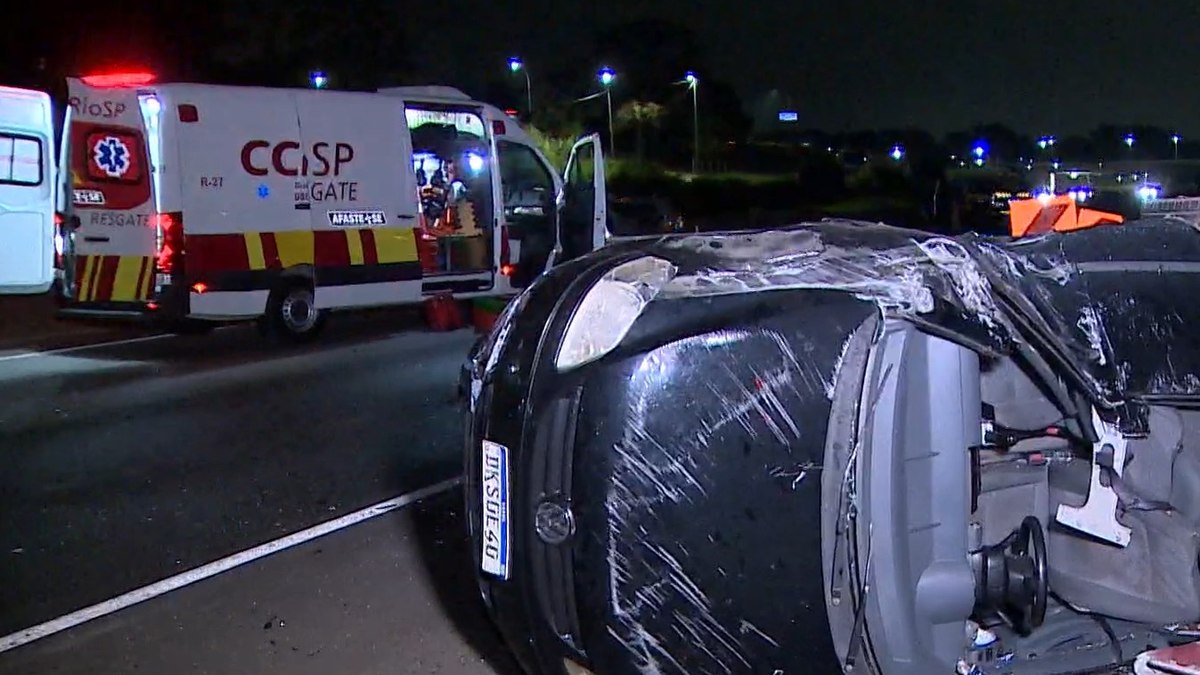 Carro capota e deixa três pessoas mortas na Dutra, em São Paulo Carro capota e deixa três pessoas mortas na Dutra, em São Paulo