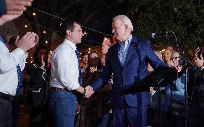 Além das vitórias, Biden recebeu o apoio de Pete Buttigieg, que se retirou da campanha