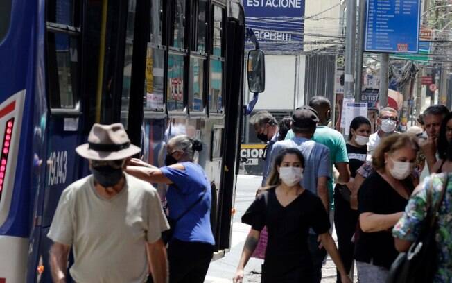 Infectologista da Unicamp diz que liberação do uso de máscara é precipitada