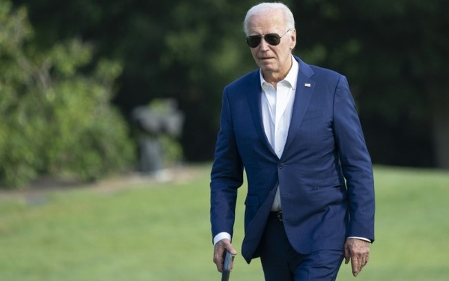 O presidente americano Joe Biden caminha pela Casa Branca, em Washington, em 7 de julho de 2024