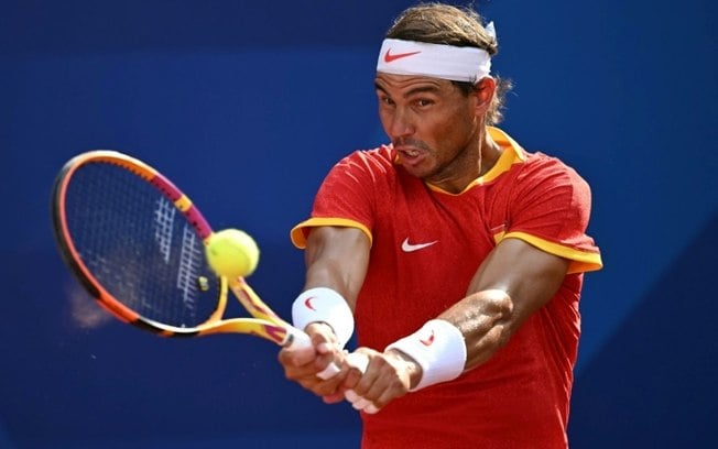 O espanhol Rafael Nadal em jogo de duplas ao lado de Carlos Alcaraz contra os holandeses Tallon Griekspoor e Wesley Koolhof na segunda rodada na quadra Suzanne-Lenglen no Estádio Roland-Garros durante os Jogos de Paris-2024, em 30 de julho.