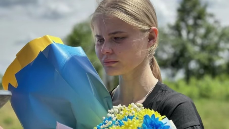 Mariana foi flagrada chorando ao receber flores e pegar a bandeira da Ucrânia