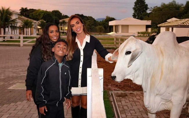 Nicole Bahls apresenta o cabrito batizado em homenagem a Vini Jr Nicole Bahls apresenta o cabrito batizado em homenagem a Vini Jr