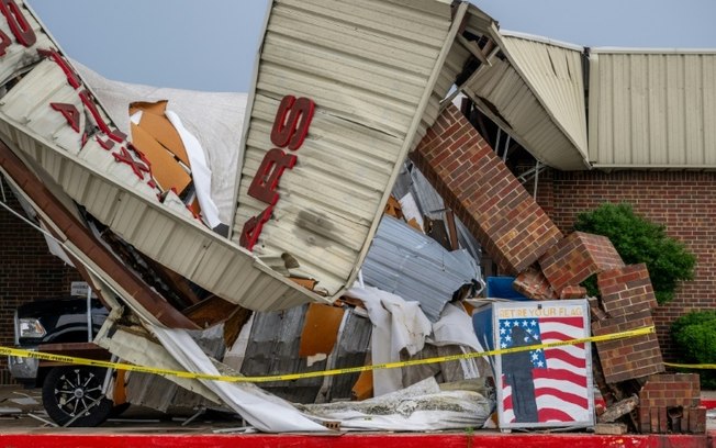 Edifício dos Veteranos de Guerras Estrangeiras em Temple, Texas, EUA, gravemente afetado por um tornado, em imagem de 23 de maio de 2024