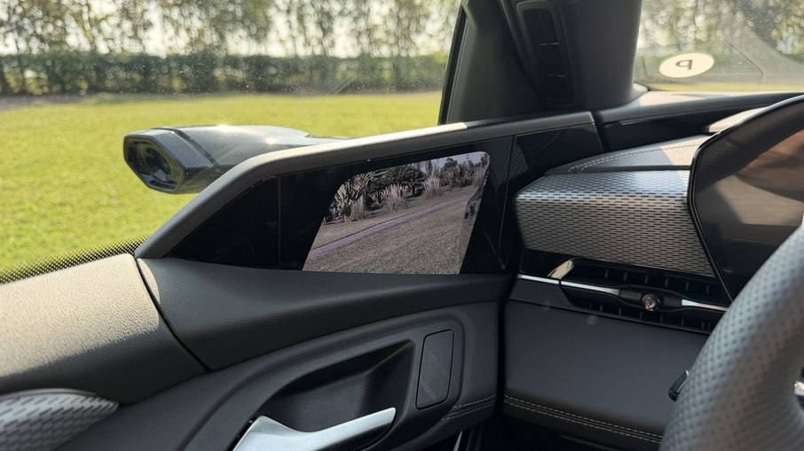 Retrovisores digitais usam câmeras externas e telas instaladas nas portas do Audi A6 Avant e-tron