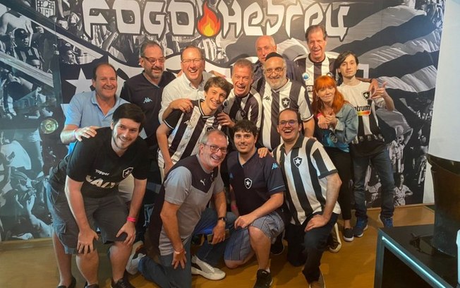 John Textor publica foto com torcedores judeus e reforça campanha por Zahavi no Botafogo