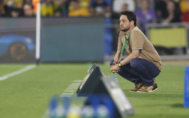 Arthur Elias em partida do Brasil contra a Austrália, neste domingo (1)