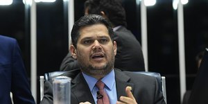 Alcolumbre critica liminar de Gilmar Mendes e ameaça revidar