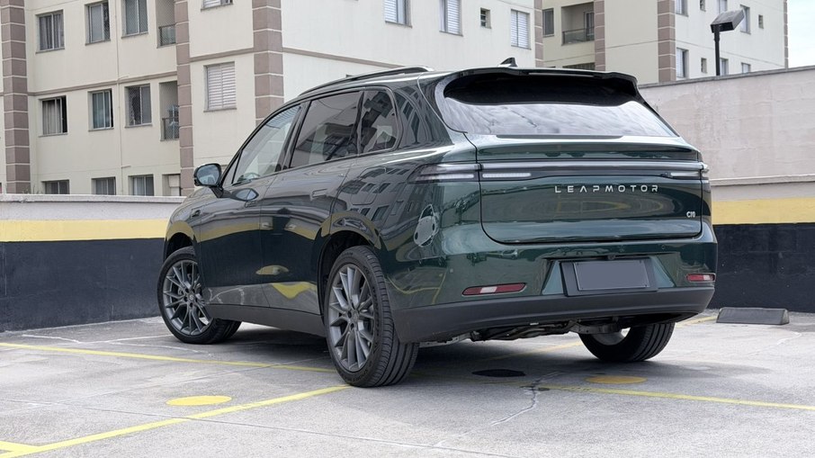 Traseira do Leapmotor C10 REEV adota lanternas interligadas e spoiler pronunciado.
