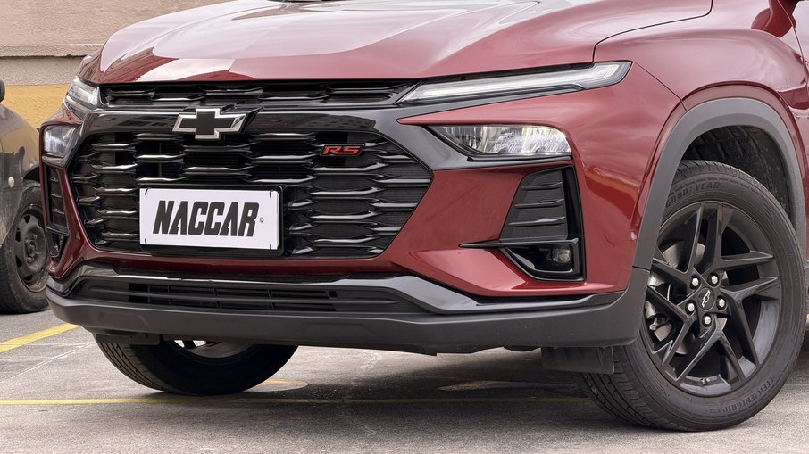 Dianteira do Chevrolet Tracker RS tem grade em preto brilhante, gravatinha escurecida e faróis full LED