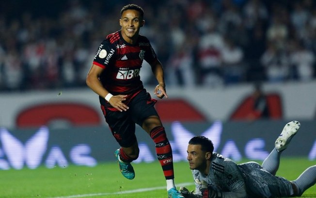 Lázaro exalta trajetória de 12 anos e se despede do Flamengo: 'Até breve'
