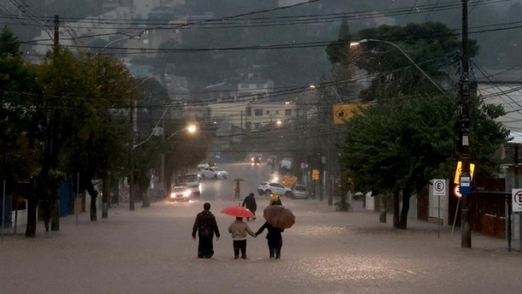 Chuva excessiva causa enchente em quatro estados