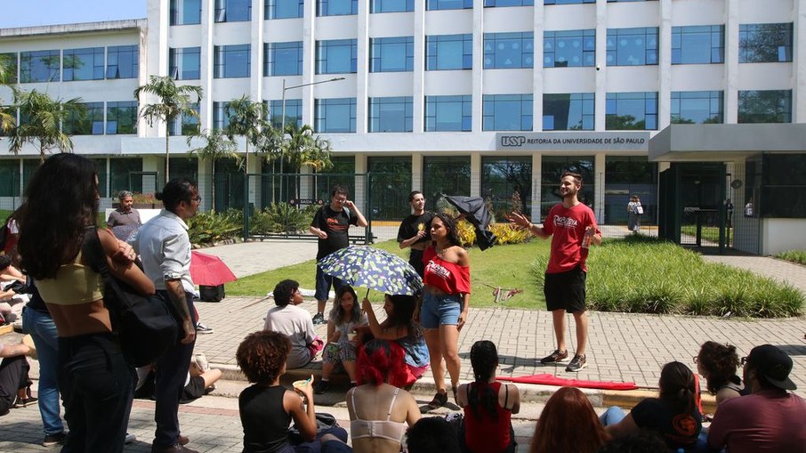 Ato dos estudantes da Universidade de São Paulo - USP em frente a reitoria