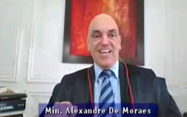 Cachorro no Ministro Alexandre de Moraes interrompe sessão