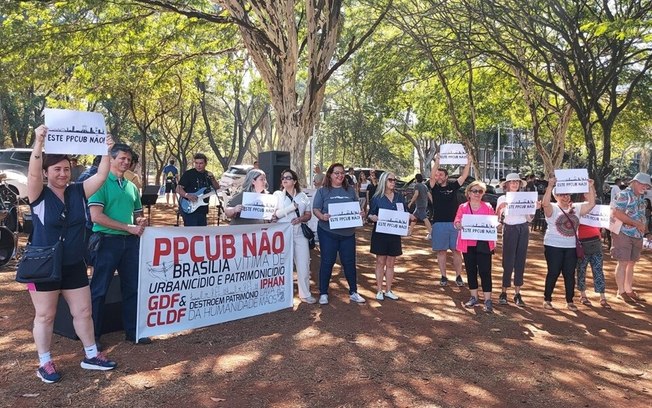 Manifestantes fazem ato de conscientização popular contra o PPCub