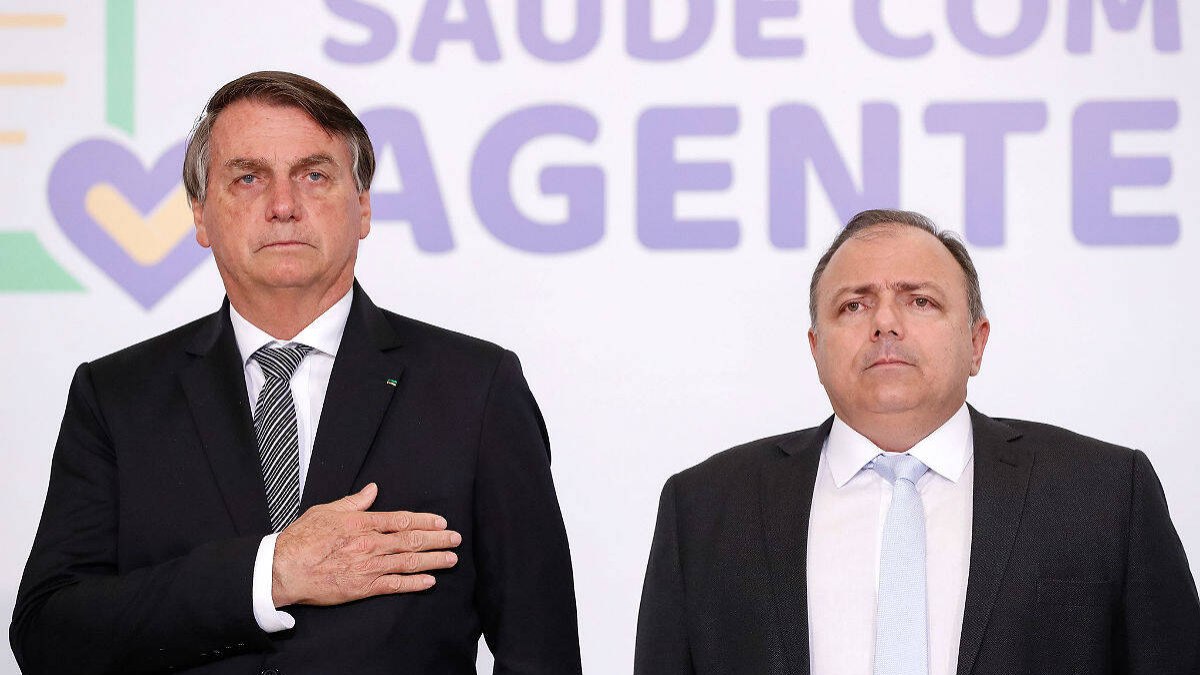 Eduardo Pazuello e o presidente Jair Bolsonaro: ex-ministro foi beneficiado por lei