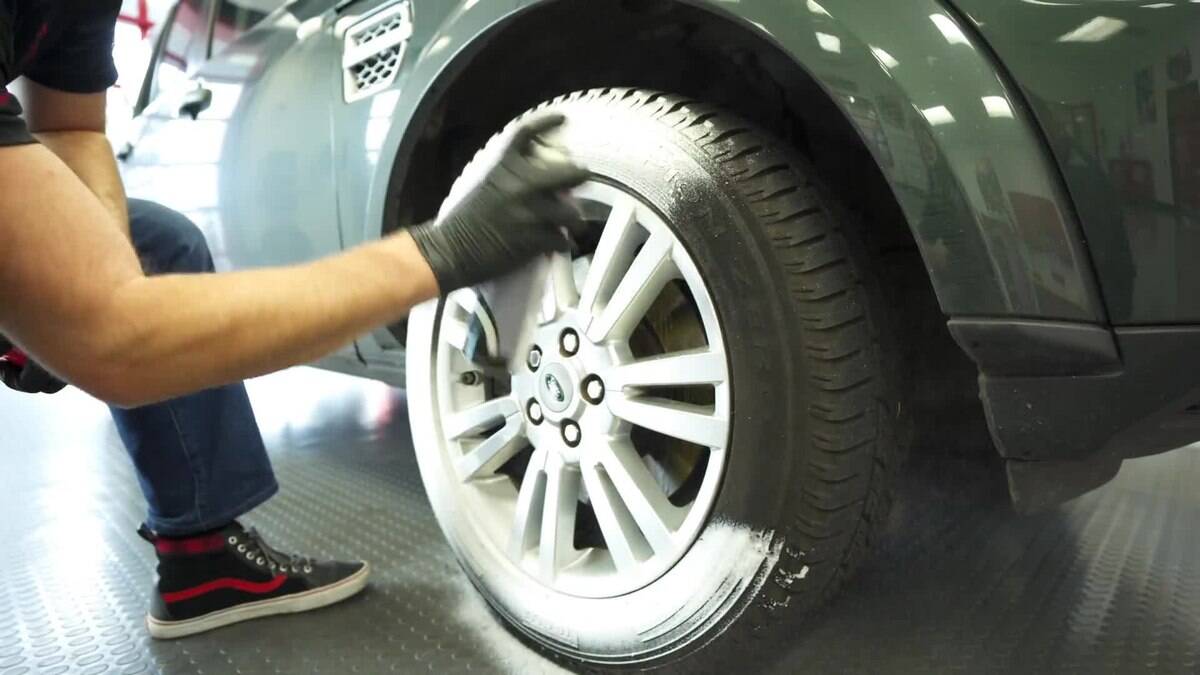 O Limpa Pneus Spray da Tec Brilho age bem para dar brilho e proteção mas o pneu precisa estar limpo