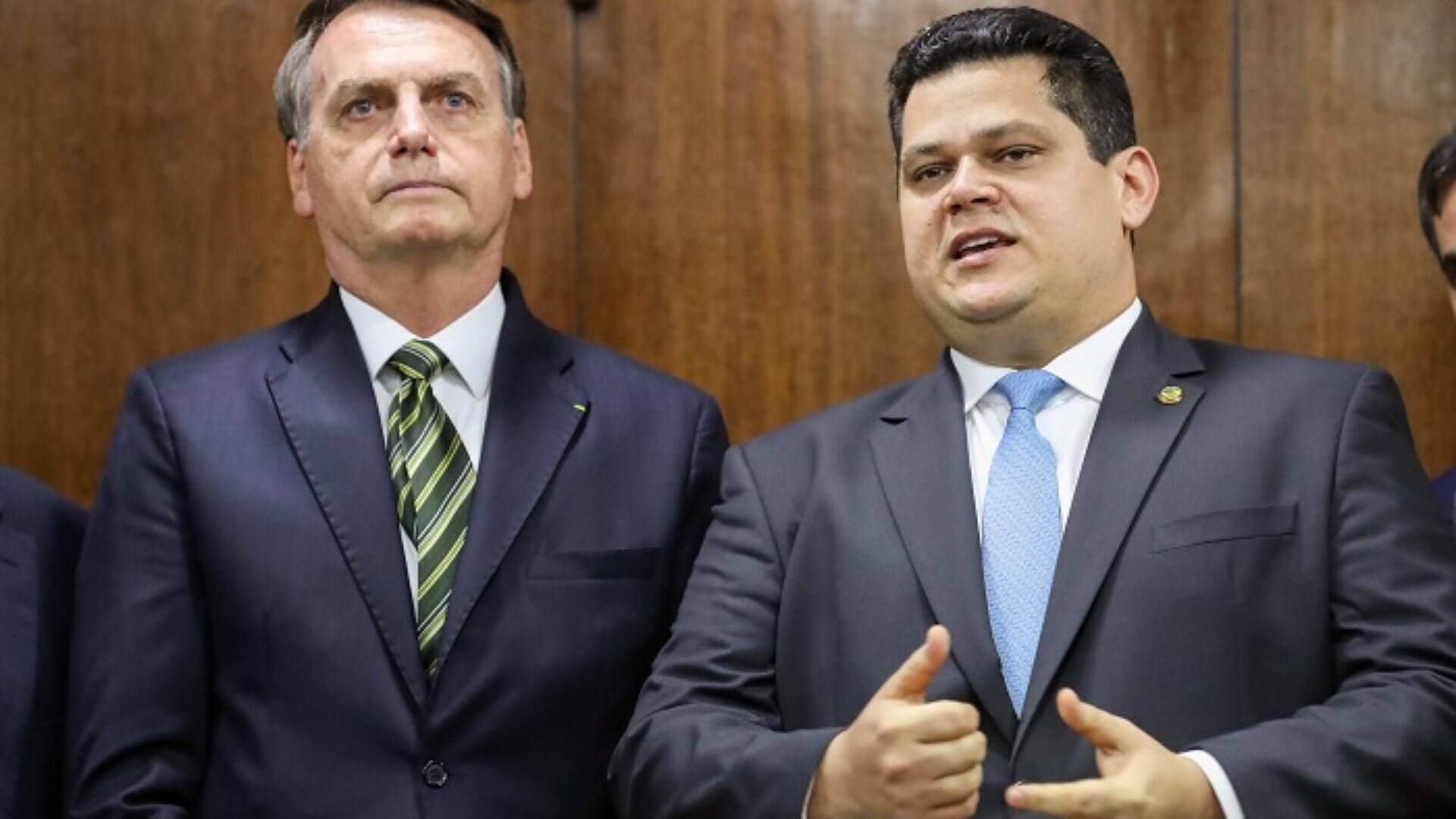 Bolsonaro e Alcolumbre trocam elogios públicos em evento no Amapá ...