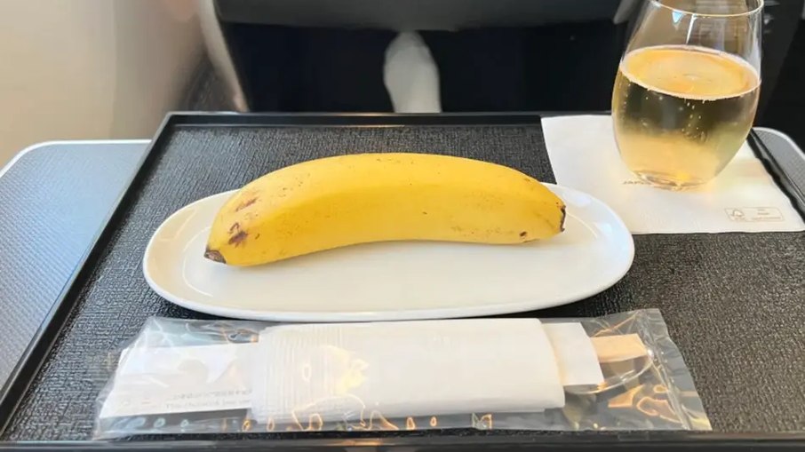 Banana é servida como refeição completa em voo