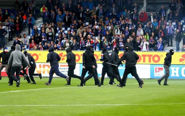 Hooligans invadem campo do Holstein-Stadion, em Kiel, ao norte da Alemanha