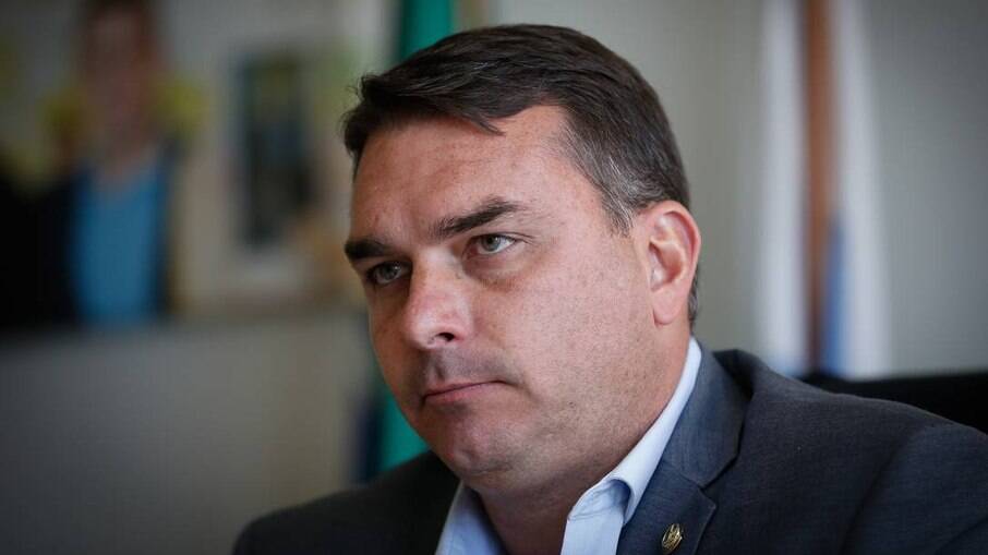 Rachadinhas: MP-RJ busca recomeçr investigações contra Flávio Bolsonaro