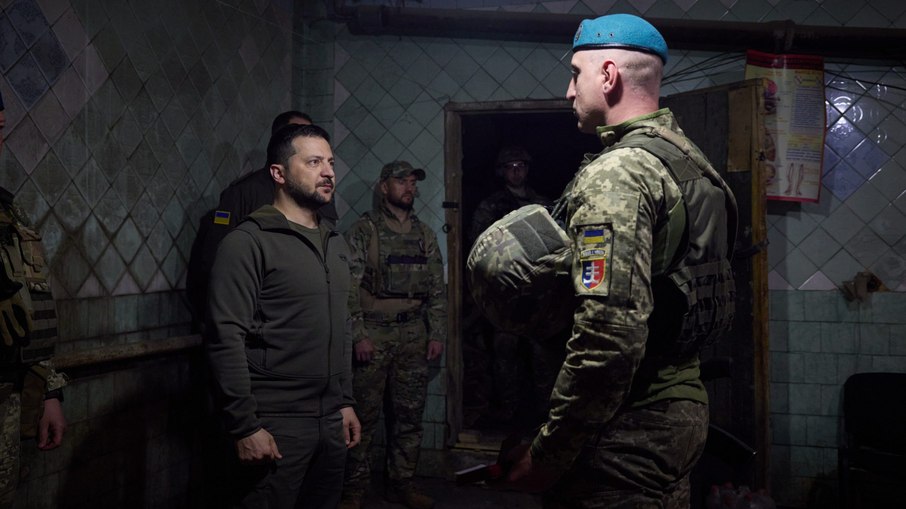 O presidente Volodymyr Zelensky visitou as posições de linha de frente das Forças Armadas da Ucrânia na última semana.